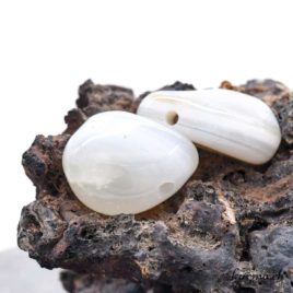 Agate blanche – Pendentif en pierre percée – N°10508