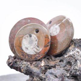 Ammonite sur matrice – Pendentif en pierre percée – N°13711