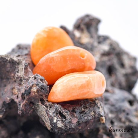 Pendentif Calcite Orange (b) - N°5943-1 disponible dans la boutique en ligne Kûrma. Votre magasin de pierre et minéraux en suisse