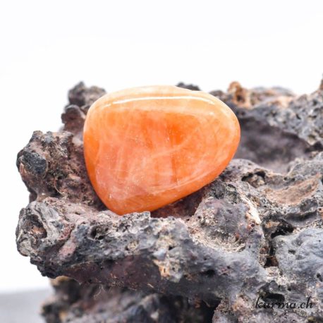 Pendentif Calcite Orange (b) - N°5943-2 disponible dans la boutique en ligne Kûrma. Votre magasin de pierre et minéraux en suisse