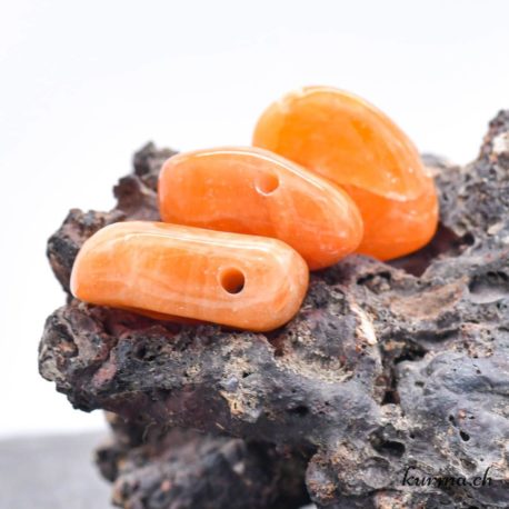 Pendentif Calcite Orange (b) - N°5943-3 disponible dans la boutique en ligne Kûrma. Votre magasin de pierre et minéraux en suisse