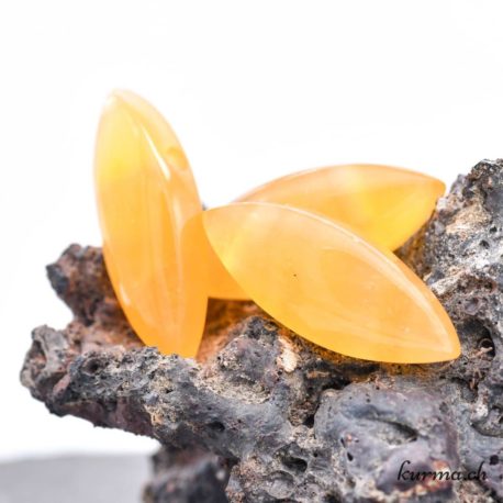 Pendentif Calcite Orange Ovale Allongée (g) - N°8732-2 disponible dans la boutique en ligne Kûrma. Votre magasin de pierre et minéraux en suisse