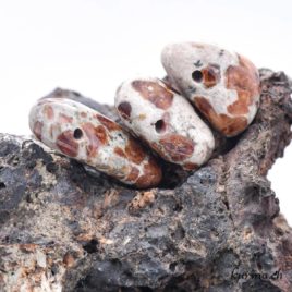 Grenat sur Wollastonite – Pendentif en pierre percée – N°13714