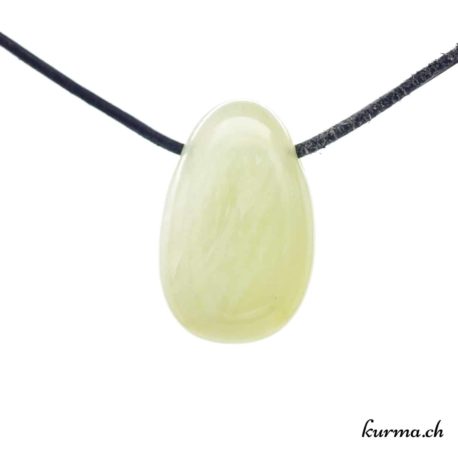 Pendentif Serpentine - Jade de Chine - N°10284.4-3 disponible dans la boutique en ligne Kûrma. Votre Magasin de lithothérapie Suisse en ligne.