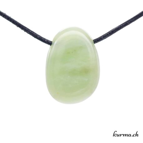 Pendentif Serpentine - Jade de Chine - N°10284.5-1 disponible dans la boutique en ligne Kûrma. Votre Magasin de lithothérapie Suisse en ligne.