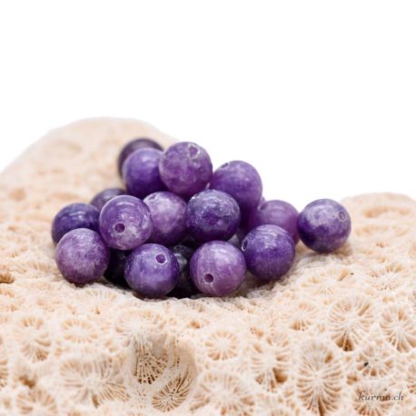 Acheter Perle Lépidolite Bleu-Violet 8-8.5mm (pr) - N°15547-2 dans la boutique en ligne Kûrma. Spécialisé dans des pierres de qualité directement importer depuis les artisans lapidaires.
