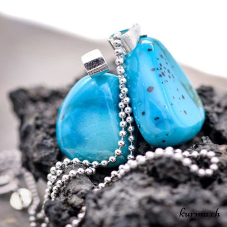 Pendentif Chrysocolle Bleue avec boucle en argent - N°11645-1 disponible dans la boutique en ligne. Kûrma ton magasin de pierres semi-précieuses en Suisse