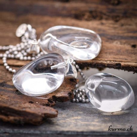 Pendentif Cristal de Roche avec boucle en argent - N°11648-1 disponible dans la boutique en ligne. Kûrma ton magasin de pierres semi-précieuses en Suisse