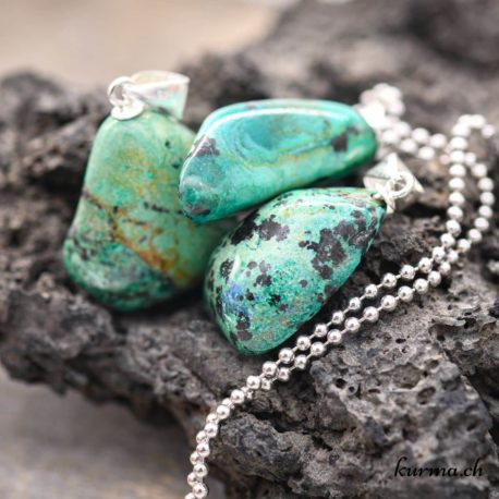 Pendentif Eilat Stone - Chrysocolle & Malachite avec boucle en argent - N°11655-1 disponible dans la boutique en ligne. Kûrma ton magasin de pierres semi-précieuses en Suisse