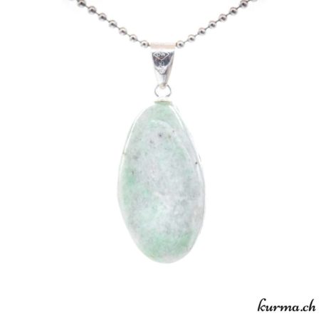Pendentif Jadéite Verte avec boucle en argent - N°11667.1-3 disponible dans la boutique en ligne. Kûrma ton magasin de pierres semi-précieuses en Suisse