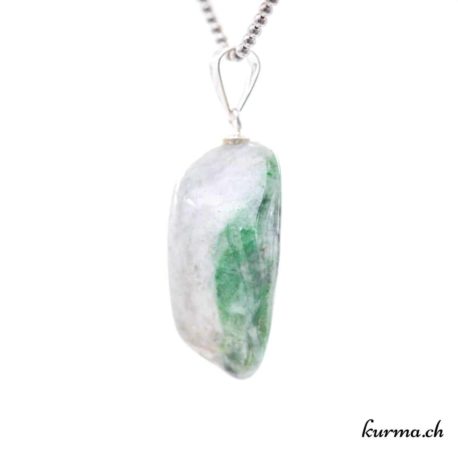 Pendentif Jadéite Verte avec boucle en argent - N°11667.3-2 disponible dans la boutique en ligne. Kûrma ton magasin de pierres semi-précieuses en Suisse