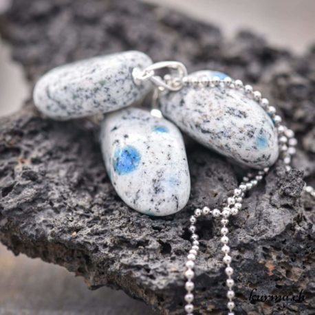 Pendentif Jaspe K2 - Granite & Azurite avec boucle en argent - N°11674-1 disponible dans la boutique en ligne. Kûrma ton magasin de pierres semi-précieuses en Suisse