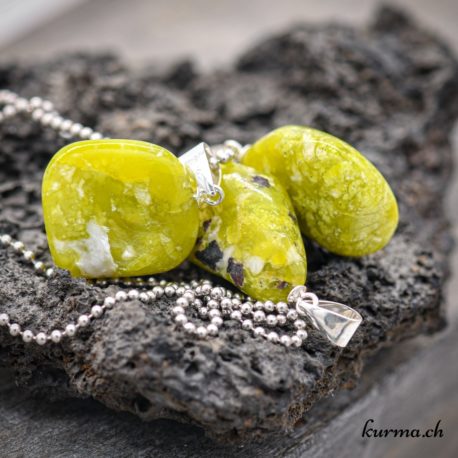 Pendentif Lizardite ''Jade de Norvège'' avec boucle en argent - N°11685-1 disponible dans la boutique en ligne. Kûrma ta boutique Suisse de pendentifs en pierre avec bélière en argent 925.