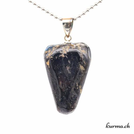 Pendentif Nuumite avec boucle en argent - N°11698.2-1 disponible dans la boutique en ligne. Kûrma ton magasin de pierres semi-précieuses en Suisse