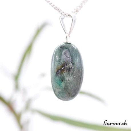 Pendentif Smaragdite - ''Emeraude'' avec boucle en argent - N°11743.2-2 disponible dans la boutique en ligne. Kûrma ton magasin de pierres semi-précieuses en Suisse