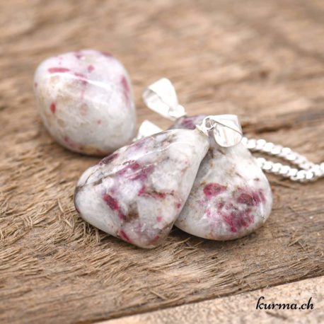 Pendentif Tourmaline Rose sur Granite avec boucle en argent - N°11749-1 disponible dans la boutique en ligne. Kûrma ton magasin de pierres semi-précieuses en Suisse