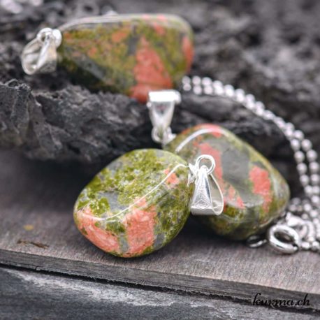 Pendentif Unakite - Epidote & Feldspath avec boucle en argent - N°11752-1 disponible dans la boutique en ligne. Kûrma ton magasin de pierres semi-précieuses en Suisse