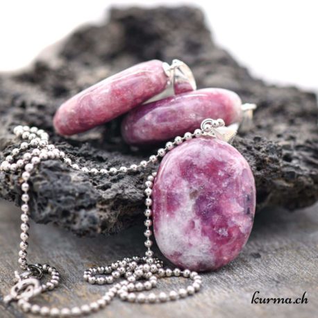 Pendentif Lépidolite Rouge-violette avec boucle en argent - N°11684-1 disponible dans la boutique en ligne. Kûrma ton magasin de pierres semi-précieuses en Suisse