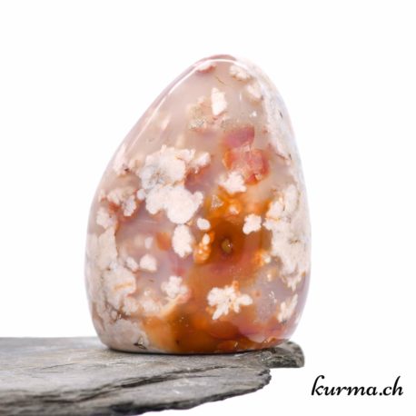 Menhir Agate Fleur - N°9710.1-1 disponible dans la boutique en ligne Kûrma. Votre boutique de pierre semi-précieuse en suisse