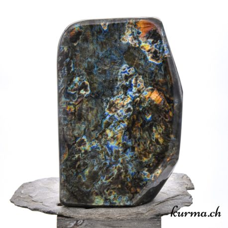 Menhir Labradorite - N°5206.2-1 disponible dans la boutique en ligne Kûrma. Votre boutique de pierre semi-précieuse en suisse