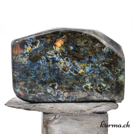 Menhir Labradorite - N°5206.2-2 disponible dans la boutique en ligne Kûrma. Votre boutique de pierre semi-précieuse en suisse