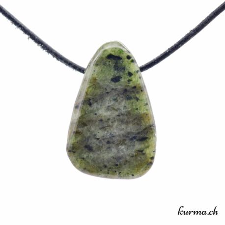 Pendentif Diopside - N°8458.2-1 disponible dans la boutique en ligne Kûrma. Votre magasin de pendentif en pierre naturels suisse