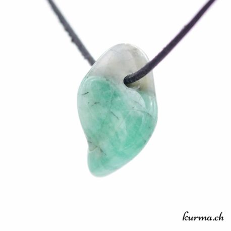 Pendentif Smaragdite - N°11790.3-2 disponible dans la boutique en ligne Kûrma. Votre magasin de pendentif en pierre naturels suisse