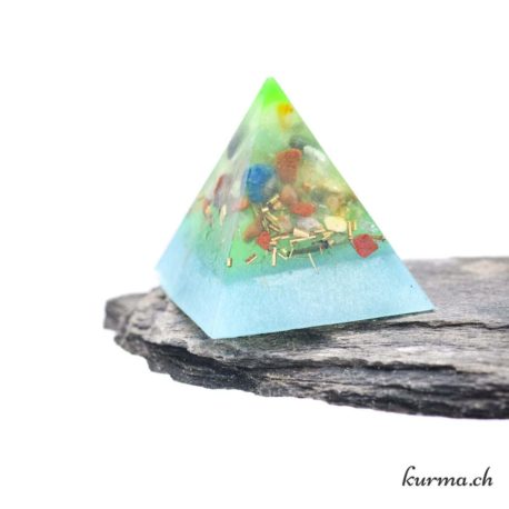 Orgonite Pyramide 4cm Phosphorescente - N°12954.1-2 disponible dans la boutique en ligne Kûrma. Votre magasin de pierre et minéraux en suisse