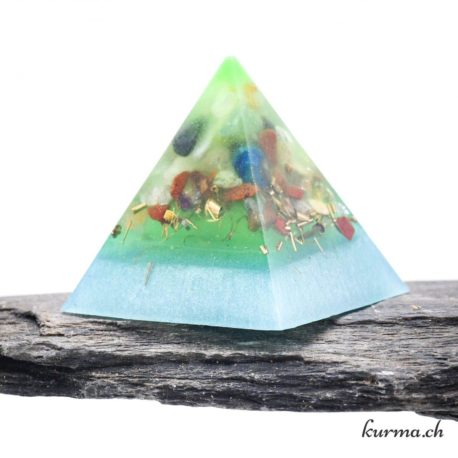 Orgonite Pyramide 4cm Phosphorescente - N°12954.1-3 disponible dans la boutique en ligne Kûrma. Votre magasin de pierre et minéraux en suisse