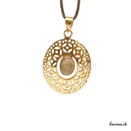 Achetez ce pendentif en laiton directement dans la boutique en ligne Kûrma. Chaque pièce est sélectionnée avec la plus grande minutie. Kûrma est une boutique spécialisée dans des pierres de qualité directement importer depuis les artisans lapidaires.