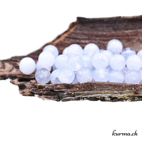 Perle Calcédoine Bleu 6-6.5mm - Nº11991-1 disponible dans la boutique en ligne Kûrma. Votre bijouterie Suisse en ligne.