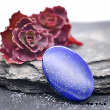 Cabochon Lapis Lazuli - N°3026.5 disponible dans la boutique en ligne Kûrma. Votre magasin de pierre semi-présieuse pour la bijouterie