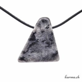 Larvikite bijou en pierre percée – N°11787.9