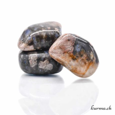 Pierre Roulée Vulcanite M - N°8671.5-1 disponible dans la boutique en ligne Kûrma. Votre magasin de pierre et minéraux en suisse