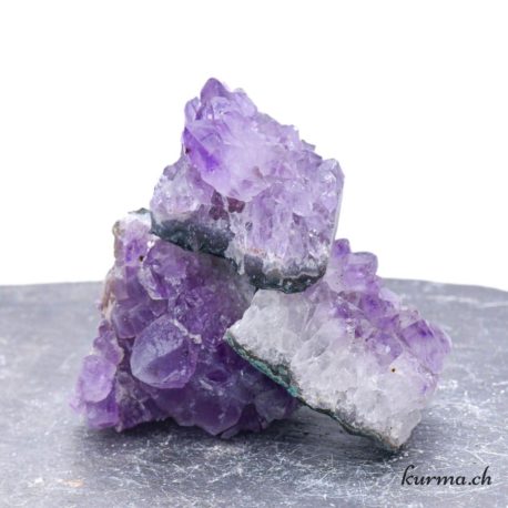 Minéraux Améthyste lot 3- N°-2 disponible dans la boutique en ligne Kûrma. Votre magasin de pierre et minéraux en suisse