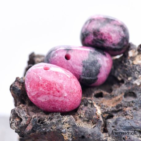 Pendentif Rhodonite (e) - N°7119-3 disponible dans la boutique en ligne Kûrma. Votre magasin de pierre et minéraux en suisse