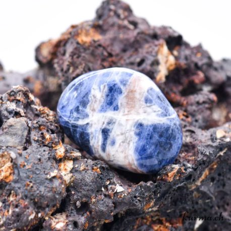 Pendentif Sodalite (b) - N°7355-2 disponible dans la boutique en ligne Kûrma. Votre magasin de pierre et minéraux en suisse