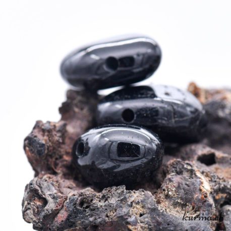 Pendentif Tourmanile Noire (b) - N°7942-1 disponible dans la boutique en ligne Kûrma. Votre magasin de pierre et minéraux en suisse