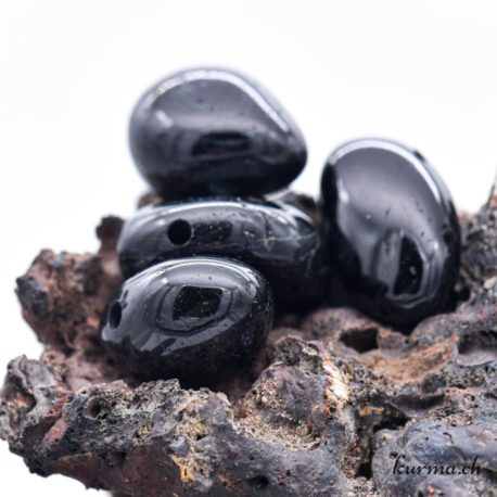 Pendentif Tourmanile Noire (b) - N°7942-2 disponible dans la boutique en ligne Kûrma. Votre magasin de pierre et minéraux en suisse