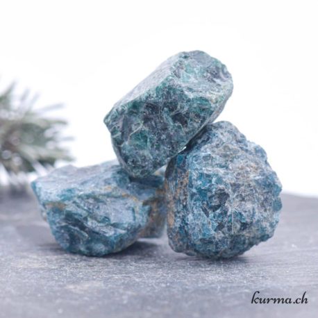 Pierre Brute Apatite Bleue S - N°13487.4-2 disponible dans la boutique en ligne Kûrma. Votre magasin de pierre et minéraux en suisse