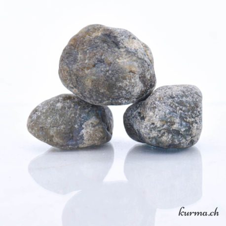 Pierre Brute Labradorite Arrondie L - N°14022.6-2 disponible dans la boutique en ligne Kûrma. Votre magasin de pierre et minéraux en suisse