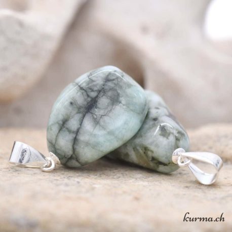 Pendentif Smaragdite sur Feldspath (e) - N°14430-1 disponible dans la boutique en ligne Kûrma. Votre magasin de pierre et minéraux en suisse