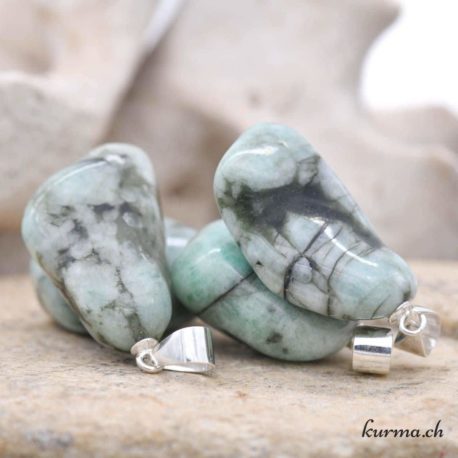 Pendentif Smaragdite sur Feldspath (e) - N°14430-2 disponible dans la boutique en ligne Kûrma. Votre magasin de pierre et minéraux en suisse