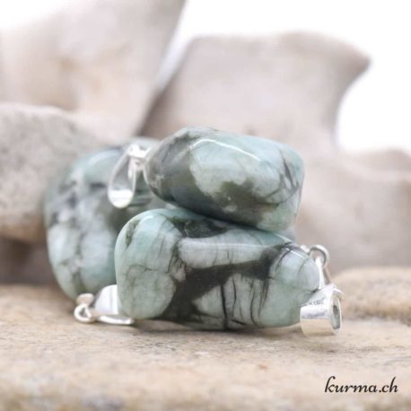 Pendentif Smaragdite sur Feldspath (e) - N°14430-3 disponible dans la boutique en ligne Kûrma. Votre magasin de pierre et minéraux en suisse
