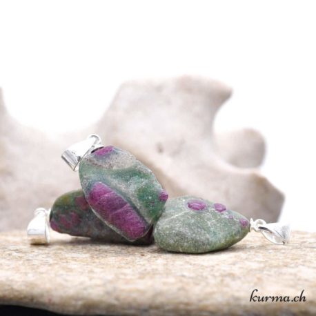 Pendentif Rubis Fuchsite (c) - N°14462-2 disponible dans la boutique en ligne Kûrma. Votre magasin de pierre et minéraux en suisse