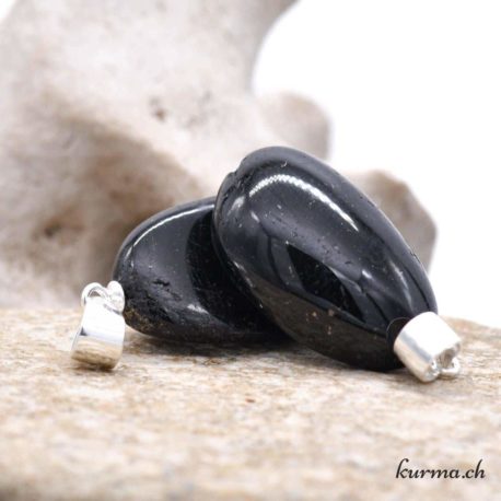 Pendentif Tourmaline Noire (b) - N°8062-1 disponible dans la boutique en ligne Kûrma. Votre magasin de pierre et minéraux en suisse