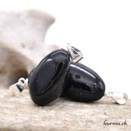 Pendentif Tourmaline Noire (b) - N°8062-2 disponible dans la boutique en ligne Kûrma. Votre magasin de pierre et minéraux en suisse