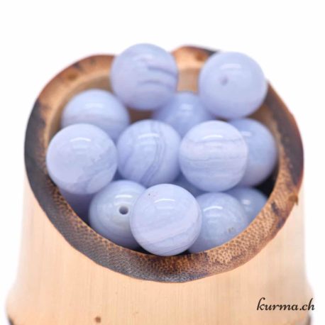 Perle Calcite Bleu 10.5mm 3 disponible dans la boutique en ligne Kûrma. Votre magasin de pierre et minéraux en suisse