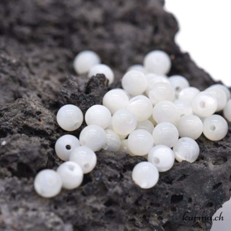 Perle Nacre Blanche 4-4.5mm 2 disponible dans la boutique en ligne Kûrma. Votre magasin de pierre et minéraux en suisse