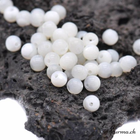 Perle Nacre Blanche 4-4.5mm 3 disponible dans la boutique en ligne Kûrma. Votre magasin de pierre et minéraux en suisse